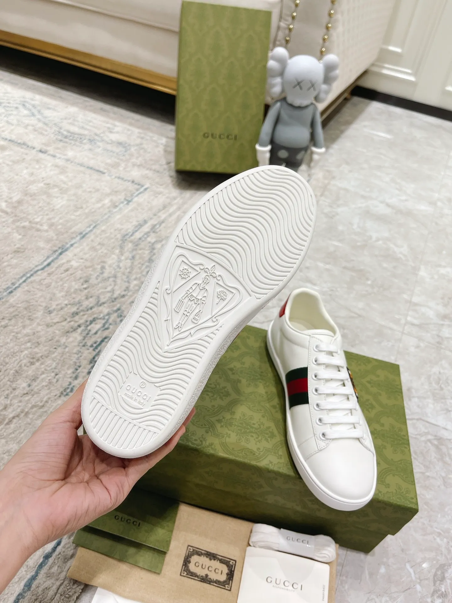 👟👟Ex-factory price 440👟👟 Women's shoe factory GUCCi's latest anti-counterfeiting line classic sports lace-up white shoes for couples ☝︎57 layouts of the whole series are shipped with high quality★ Color matching is being updated continuously... 🔥Look for our upgraded version quality, original mold opening ✔️Original last shape ✔ Everything is authentic from the inside out🥊 🍬Material: 🔸The upper is made of Italian cowhide imported from the original factory. The comfort and softness are higher than ordinary cowhide from domestic factories. ➕Full cowhide lining and foot pads. The lining adopts the same lasting method as the original. The midsole is also printed with double G and the insole is also original molded. 3D craftsmanship❗���Different from ordinary products in the market❗️➕The outsole adopts the original high-density one-to-one sole➕⚠️The snakeskin tail is consistent with the authentic color, and the real snakeskin is a small piece➕🗯The embroidered patches are also authentic. After disassembly, each color comparison is accurate before shipment‼ ️ Shoe size: Female 35-40 Male 39-44